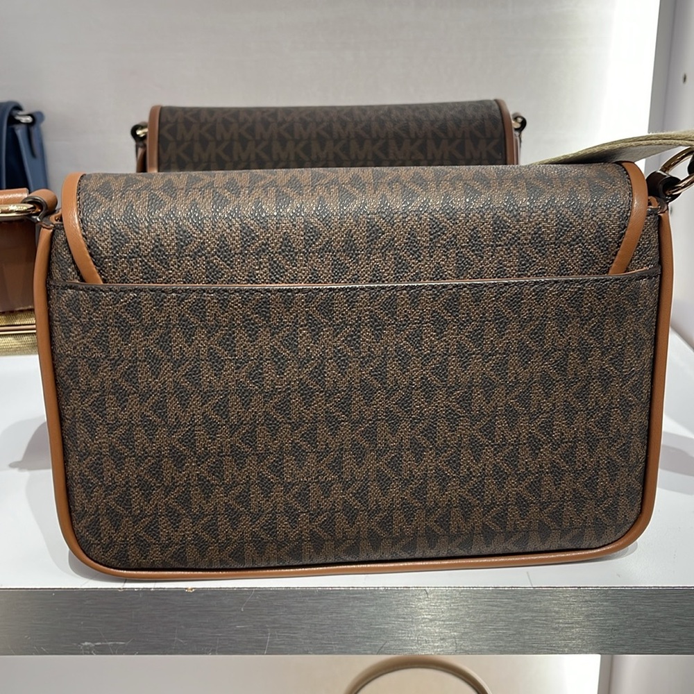 Michael Kors Bradshaw Medium Signature Logo Messenger Bag
Brown 
NWT - Picture 6 of 16